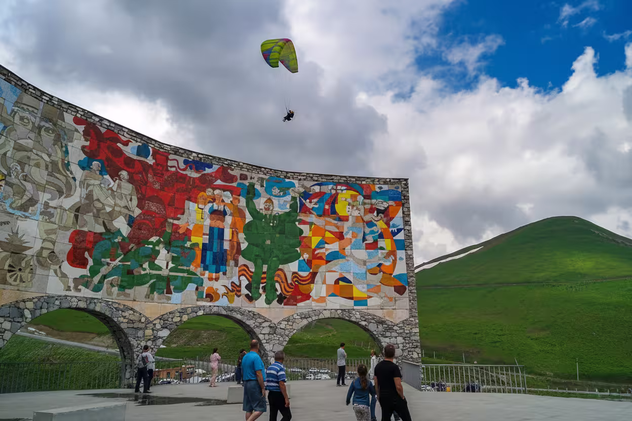 Die bunte Mosaikwand am Aussichtspunkt Gudauri