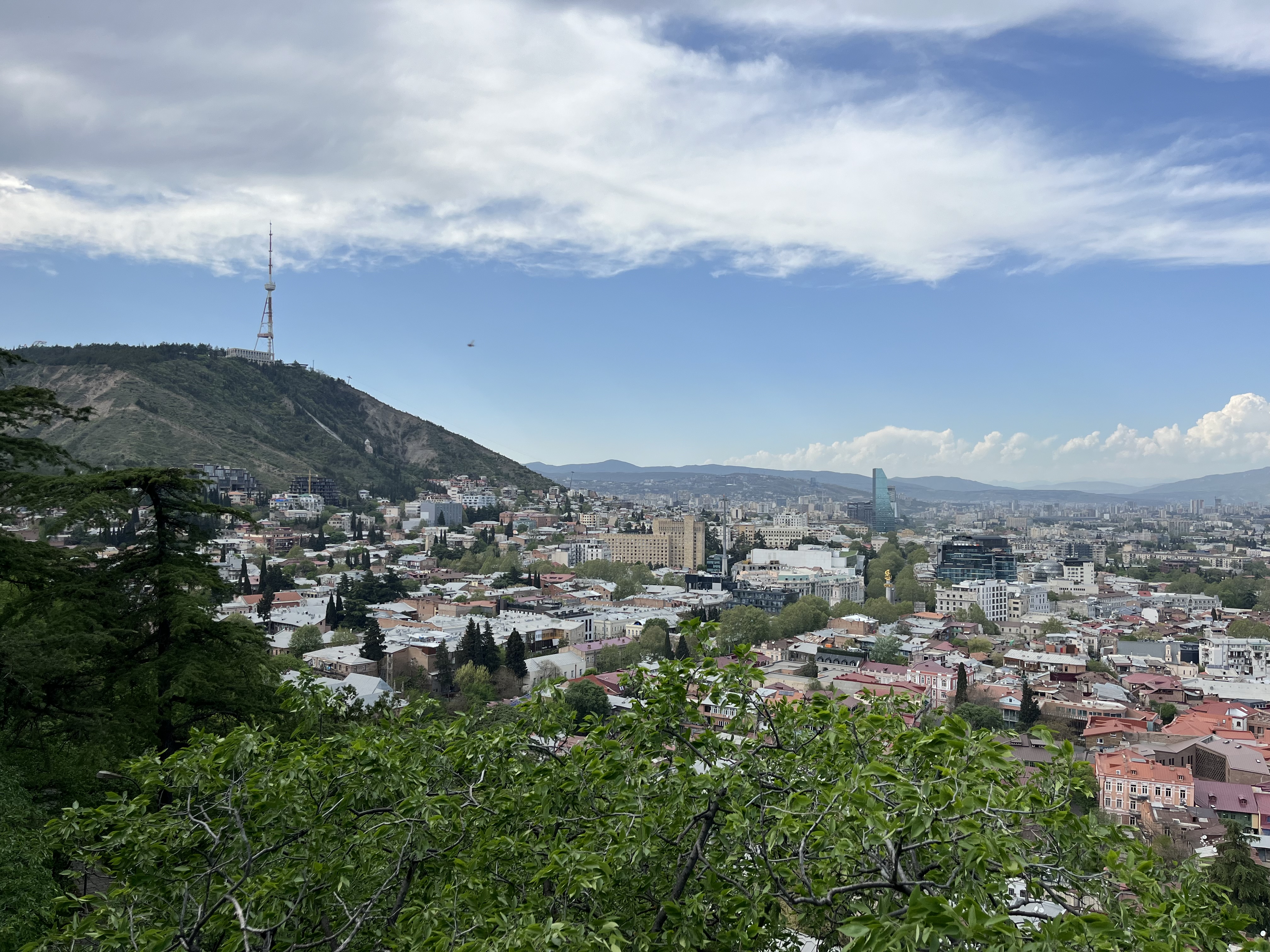 Panoramablick auf die Altstadt von Tiflis bei Sonnenuntergang