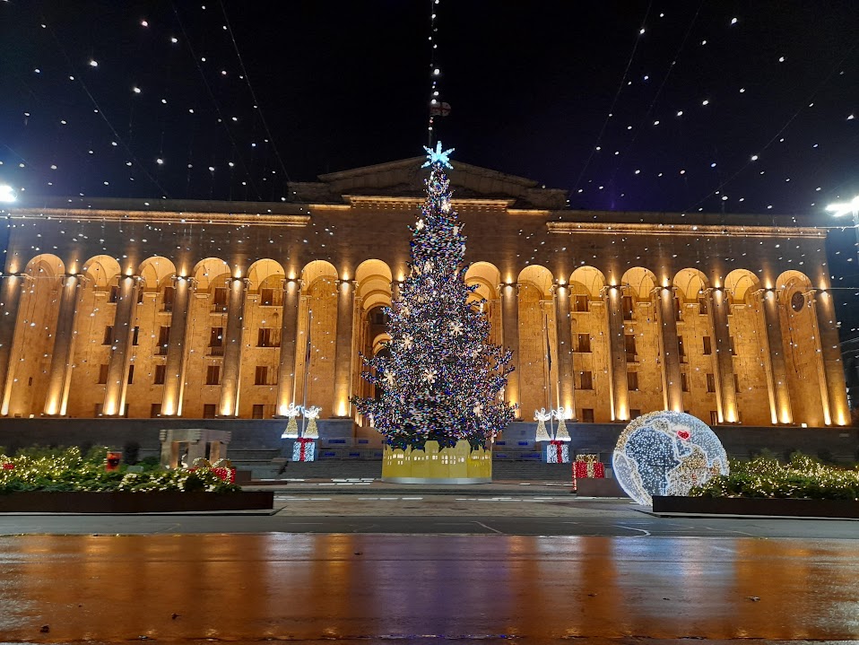 Weihnachtsbaum vor dem Parlament in Tiflis