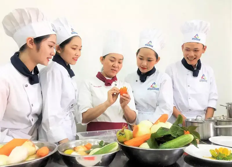 Học Nghề Cho Nữ - Hướng Nghiệp Hot, Cơ Hội Việc Làm Cao