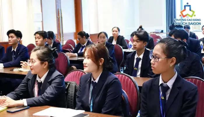 Con gái học cao đẳng nên học ngành gì? Top ngành hot trend