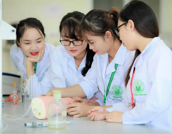 Con gái học cao đẳng nên học ngành gì? Top ngành hot trend