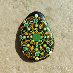 Painted dotting stone by artist CJ showing pattern. Wieder ein Dotting Steinchen.

Schwarz grundiert, Acrylfarben in : gold, orange und Olivgrün.