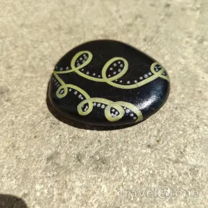 Painted painting stone by artist Ella showing pattern. Schwarz/gold painted with acrylic markers.