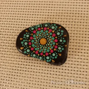 Painted dotting stone by artist Yumi showing pattern. Mandalastein.