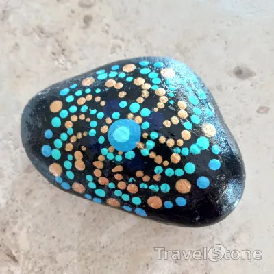Painted dotting stone by artist Yumi showing pattern. Mandalastein.