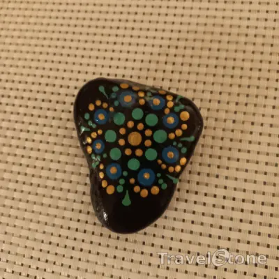 Painted dotting stone by artist Yumi showing pattern. Mandalastein.