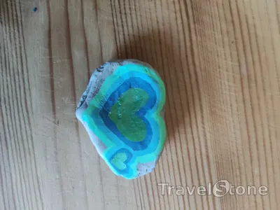Painted painting stone by artist nad_doodles showing pattern. Grüne Herzen .