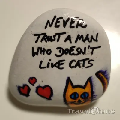 Painted painting stone by artist LaLiLu showing sayings. Wir lieben doch alle unsere Büsis 😉.