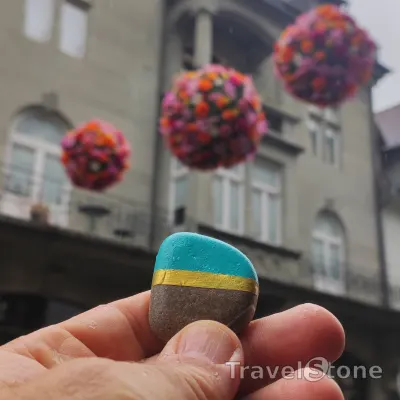 Painted painting stone by artist Ella showing pattern. Türkis gold.