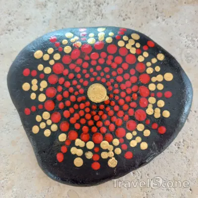 Painted dotting stone by artist Yumi showing pattern. Mandalastein.