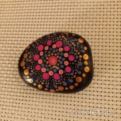 Painted dotting stone by artist Yumi showing pattern. Mandalaszein.