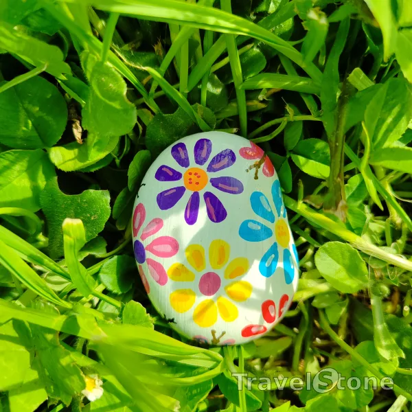Painted painting stone by artist 007 showing plants. Passend zum Frühling. Gemalt mit Acrylstiften.