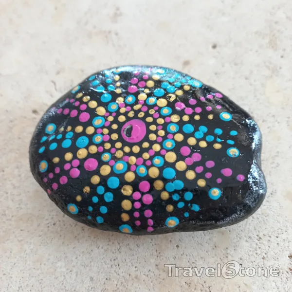 Painted dotting stone by artist Yumi showing pattern. Mandalastein