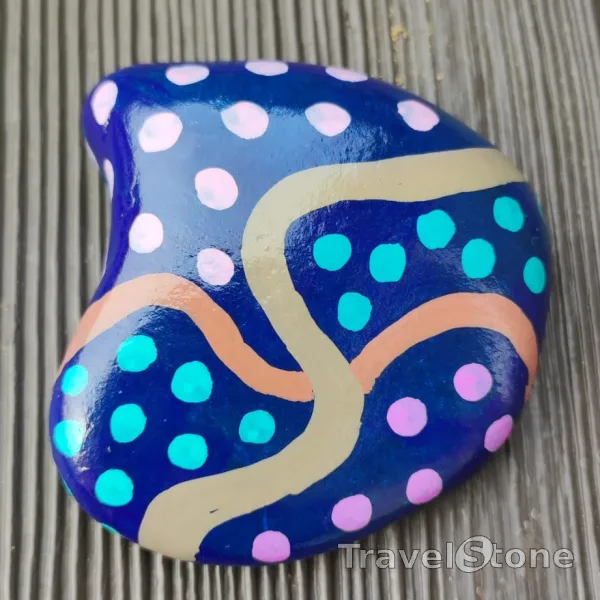 Painted dotting stone by artist CJ showing pattern. Wege kreuzen sich...