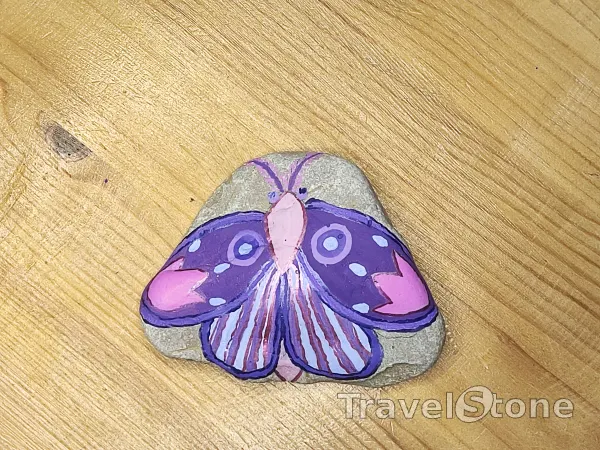 Painted painting stone by artist nad_doodles showing animals. Motte lila