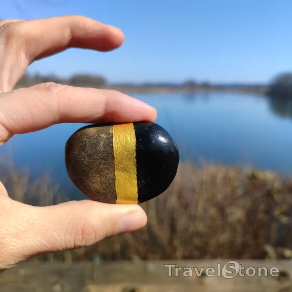 Painted painting stone by artist Ella showing pattern. Schwarz/gold gemalt