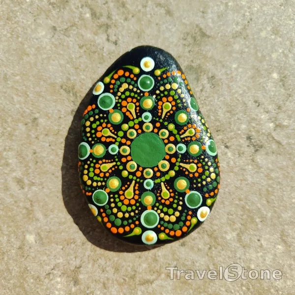 Painted dotting stone by artist CJ showing pattern. Wieder ein Dotting Steinchen. Schwarz grundiert, Acrylfarben in : gold, orange und Olivgrün