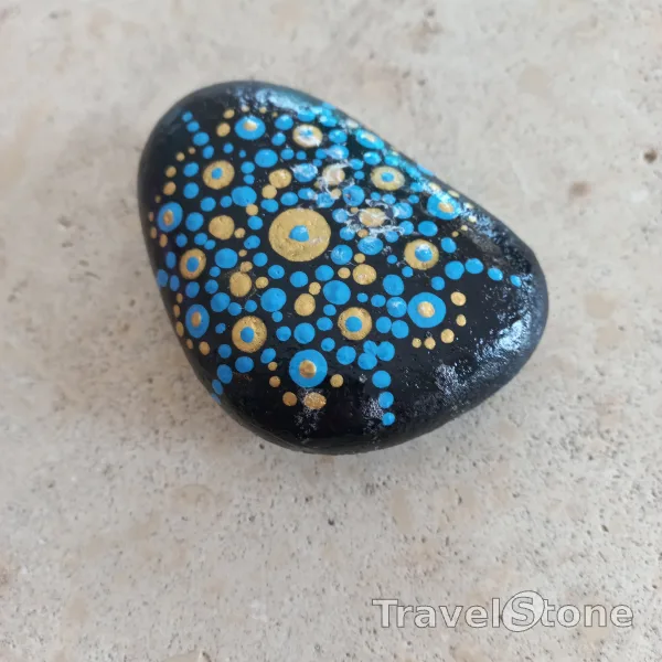Painted dotting stone by artist Yumi showing pattern. Mandalastein
