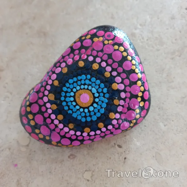Painted dotting stone by artist Yumi showing pattern. Mandalastein