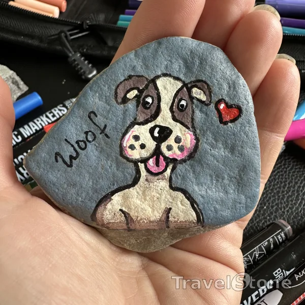 Painted painting stone by artist Birthe_Lucky_Stone showing animals. Hier kommt ein fröhlicher kleiner Hund – freundlich, neugierig und voller Abenteuerlust! Er wartet nur darauf, die Welt zu entdecken und dabei ein paar Herzen zu erobern. Wenn du ihn gefunden hast, ist das vielleicht ein Zeichen: Das Leben ist schöner mit Freude, Freundschaft und einem treuen Begleiter an deiner Seite. Nimm ihn mit auf deine Reise – und wenn es Zeit ist, leg ihn wieder aus, damit er weiterziehen kann. Meet this friendly little pup – always ready for a new adventure! With a wagging tail and a curious heart, he’s looking for someone to explore the world with. If you’ve found him, maybe it’s a sign: life is better with a little joy, a lot of kindness, and a loyal friend by your side. Please take me with you and put me then somewhere else when time has come. Please don’t forget to tag this here