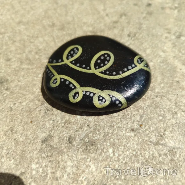 Painted painting stone by artist Ella showing pattern. Schwarz/gold painted with acrylic markers