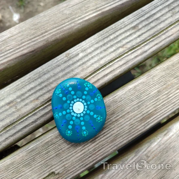 Painted dotting stone by artist CJ showing pattern. Mint Muster gedottet