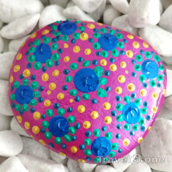 Painted dotting stone by artist CJ showing pattern. Na ja...aller Anfang ist schwer :-). Schöne Reise!
