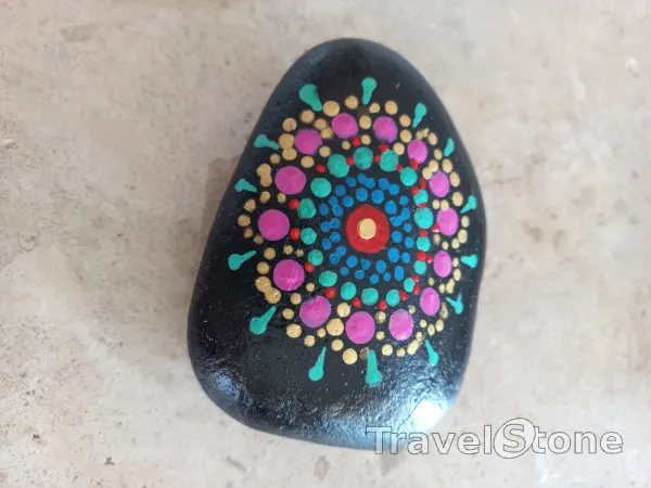 Painted dotting stone by artist Yumi showing pattern. Mandalastein