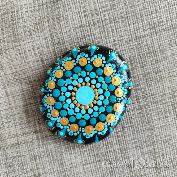 Painted dotting stone by artist CJ showing pattern. Dotting auf Stein. Türkis/Gold Material: Grundiert mit Pinsel, Acrylfarben, Dotting-Werkzeuge