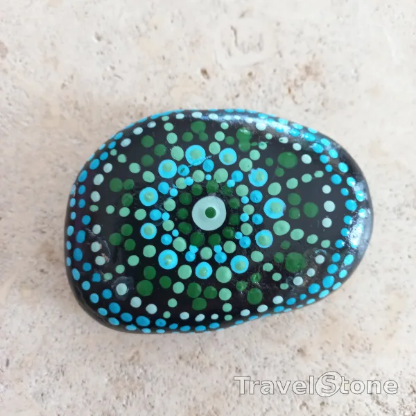 Painted dotting stone by artist Yumi showing pattern. Schöner Mandala Stein