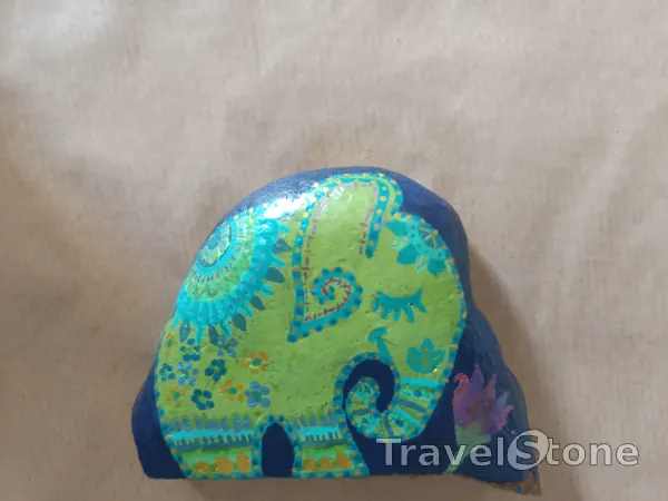 Painted painting stone by artist nad_doodles showing pattern. Grüner Elefant Mandala