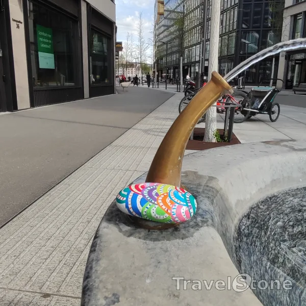 Painted painting stone by artist LaLiLu showing fantasy. Farbenfroher Frühlingsstein