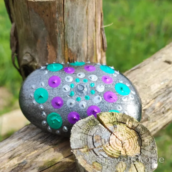 Painted dotting stone by artist CJ showing pattern. Dotting grün, Lila, silber