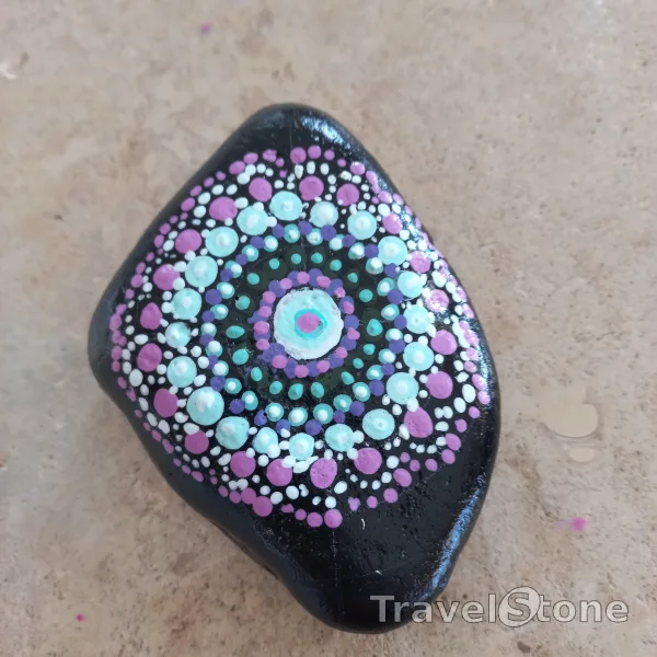 Painted dotting stone by artist Yumi showing pattern. Mandalastein