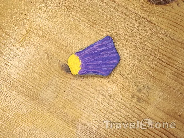 Painted painting stone by artist nad_doodles showing plants. Blütenblatt lila