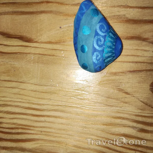 Painted painting stone by artist nad_doodles showing pattern. Mandala blau metallic