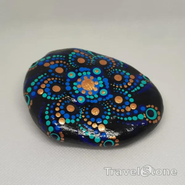 Painted dotting stone by artist CJ showing pattern. Türkis, Indigo Blau, Cyan Blau und Bronze