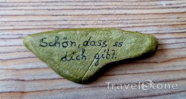Painted painting stone by artist hgw_stones showing sayings. Goldgelb Stein mit schwarzer Schrift.