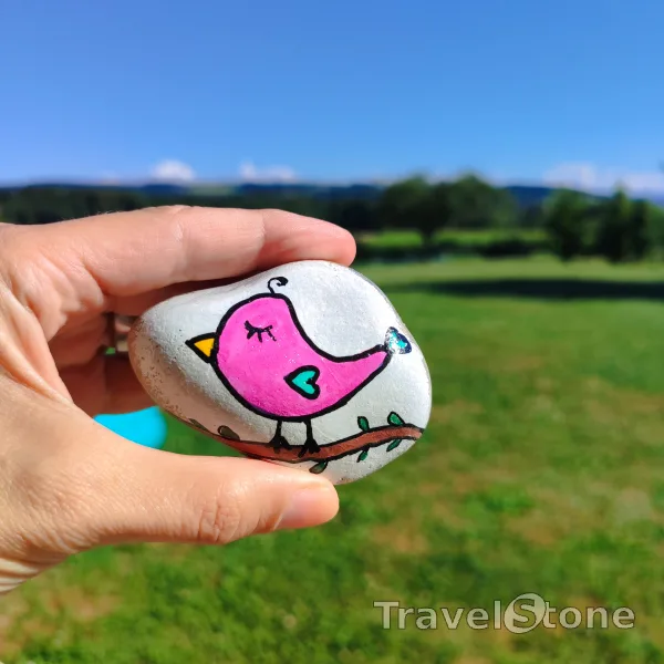 Painted painting stone by artist LaLiLu showing animals. Bird Travelstone