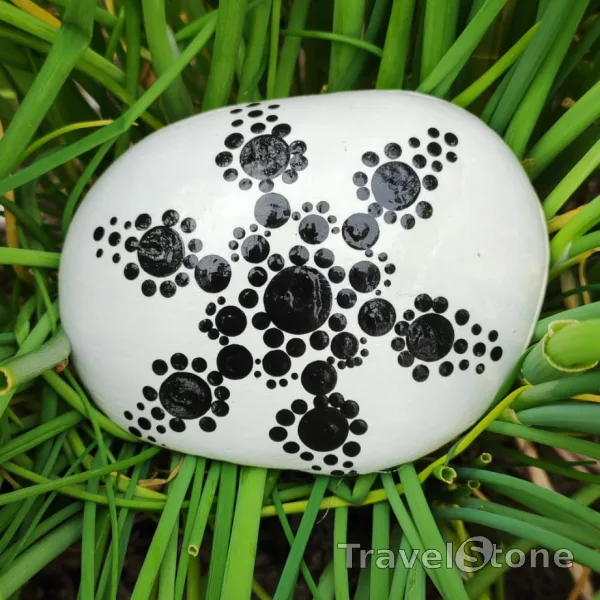 Painted dotting stone by artist CJ showing pattern. Mal wieder ein Erstlingswerk. Schöne Reise, du warst lange genug bei mir:-)