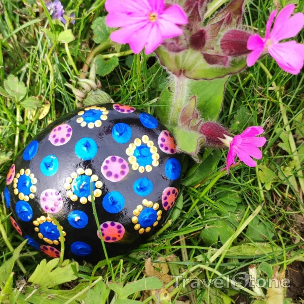 Painted dotting stone by artist CJ showing pattern. Einer weiterer alter Steun darf nun raus an die frische Luft. Viel Spass!