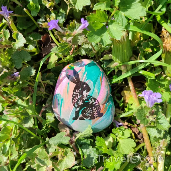 Painted painting stone by artist LaLiLu showing special occasion. Easter TravelStone