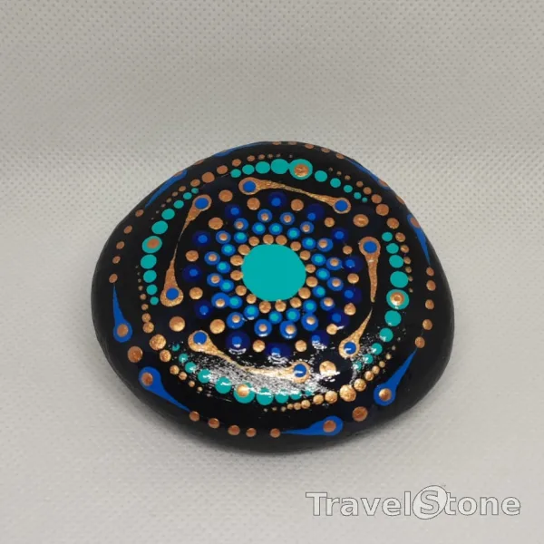 Painted dotting stone by artist CJ showing pattern. Türkis, Indigoblau, Cyan Blau und Bronze