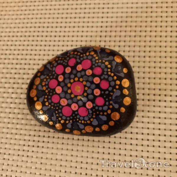 Painted dotting stone by artist Yumi showing pattern. Mandalaszein
