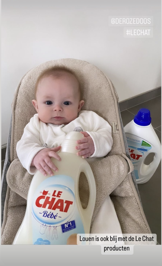 Photo de bébé avec des bouteilles Le Chat