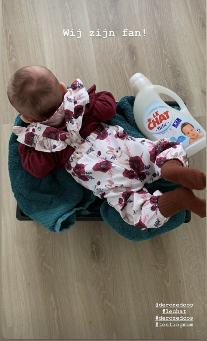 Photo de bébé avec une bouteille Le Chat