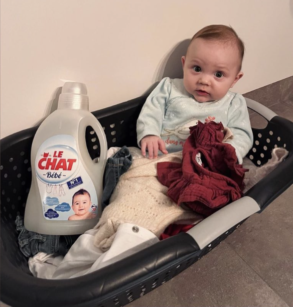 Photo de bébé avec une bouteille Le Chat