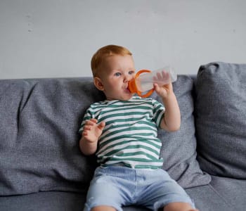 Apprendre aux bébés à boire de l'eau - LetsFamily