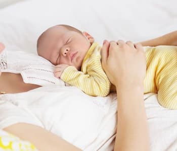 Bébé ne dort que dans les bras : que faire ? | La Boîte Rose